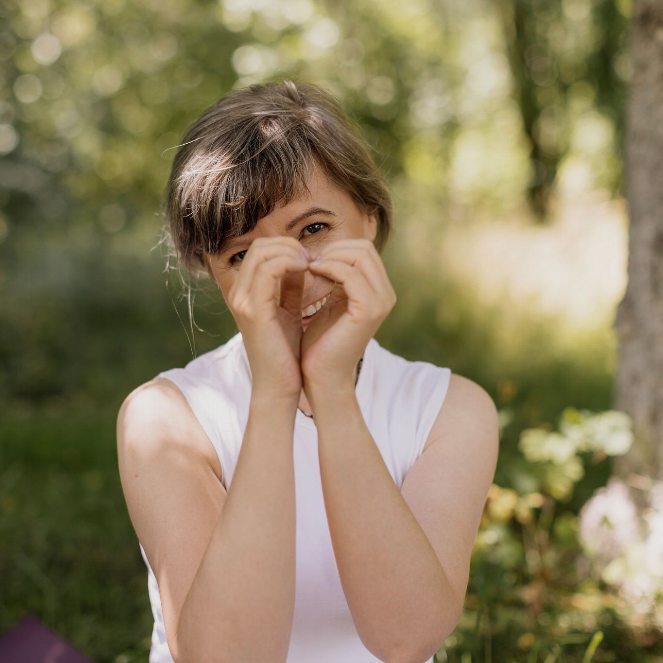 Morven z dłońmi złożonymi w serce