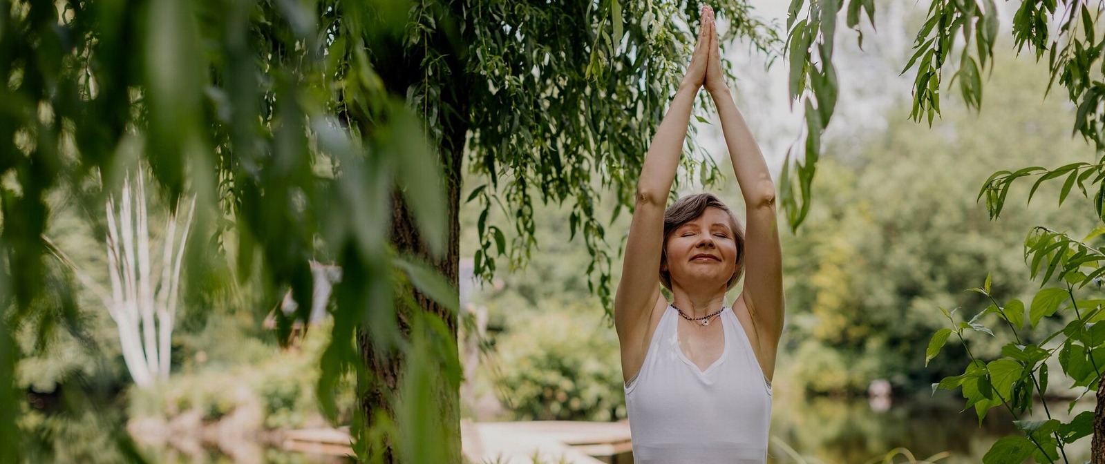 Morven z rękami w górze