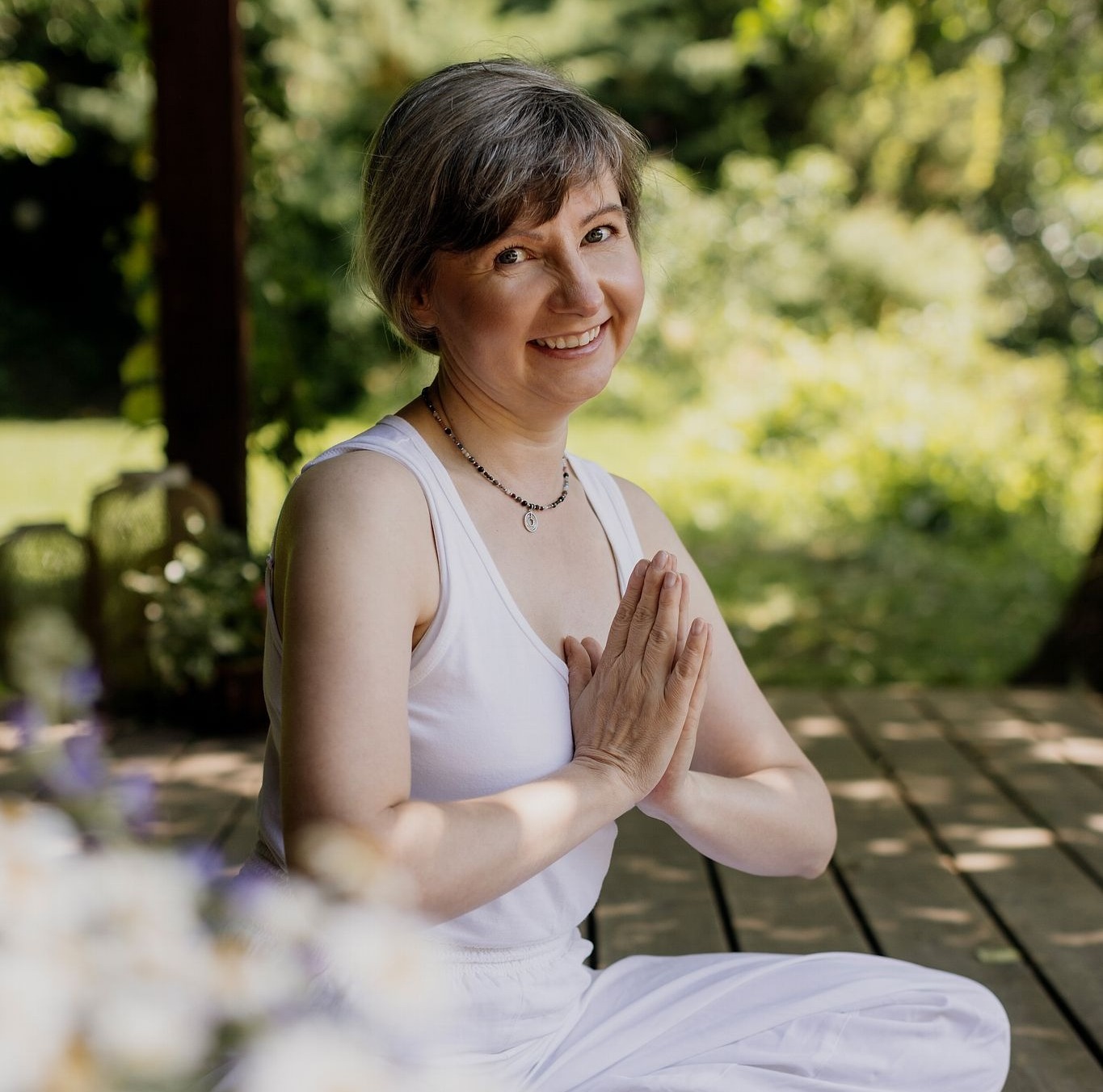 Morven siedzi ze złożonymi rękami